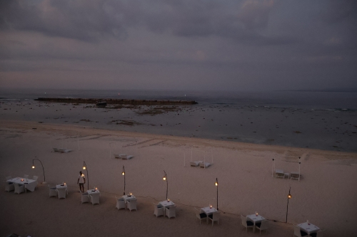 Tische am Strand des Seri Resort (Foto: chari , Gili Meno, Lombok, Indonesien am 13.07.2026) [6314]