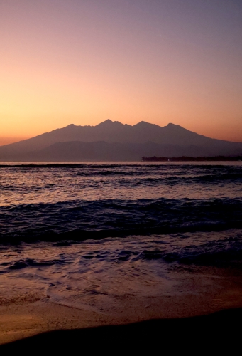 Rinjani in der Morgendämmerung (Foto: chari , Gili Meno, Lombok, Indonesien am 16.07.2026) [6324]