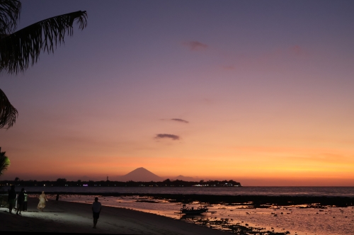 Sonnenuntergang Agung und Gili T im Hintergrund (Foto: chari , Gili Meno, Lombok, Indonesien am 15.07.2026) [6326]