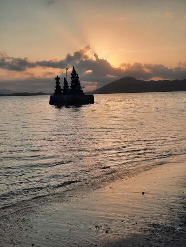 Sonnenaufgang mit Wolken und Wassertempel (Foto: katarina , Sekotong, Lombok, Indonesien am 29.07.2026) [6399]