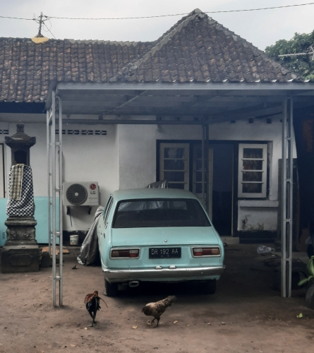 Hinterhof im Zentrum mit altem Auto und Hühnern (Foto: katarina , Mataram, Lombok, Indonesien am 30.07.2026) [6401]