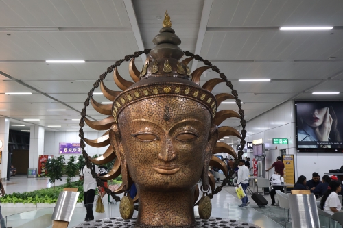 Surya-Statue bei den internationalen Departure-Gates (Foto: chari , Indira Gandhi International Airport, Delhi, Indien am 11.08.2026) [6453]